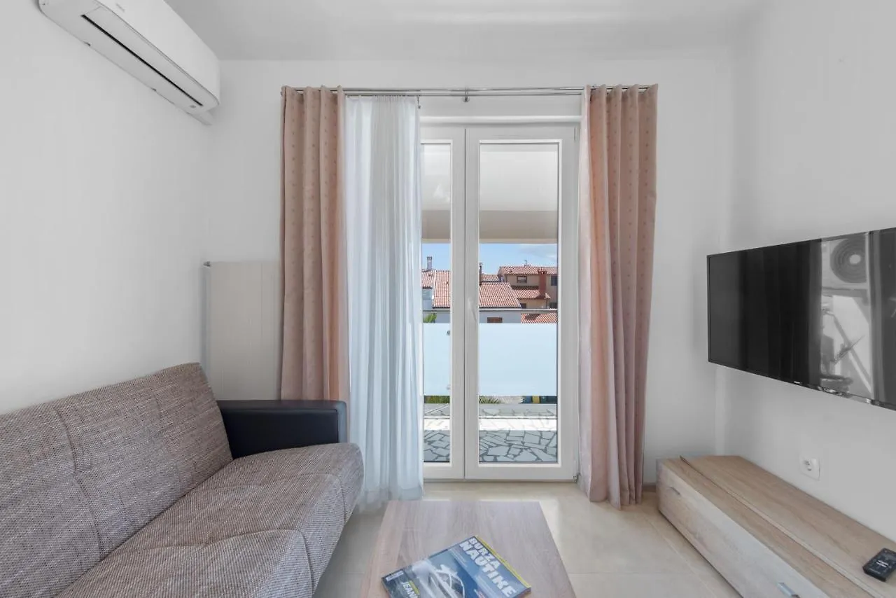 Summer House Pula 0*,  Croatia